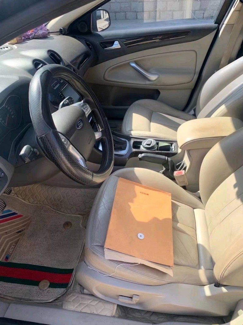 济宁11年福特蒙迪欧-致胜4