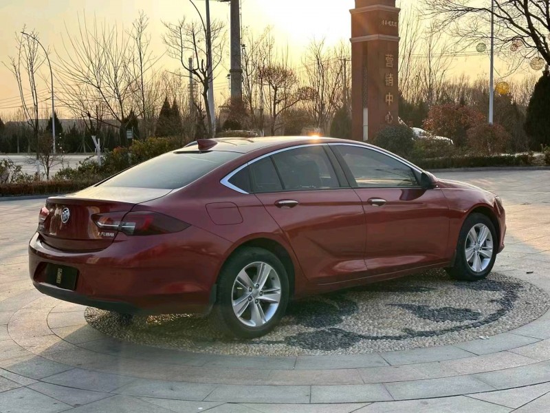 青岛18年别克君威7