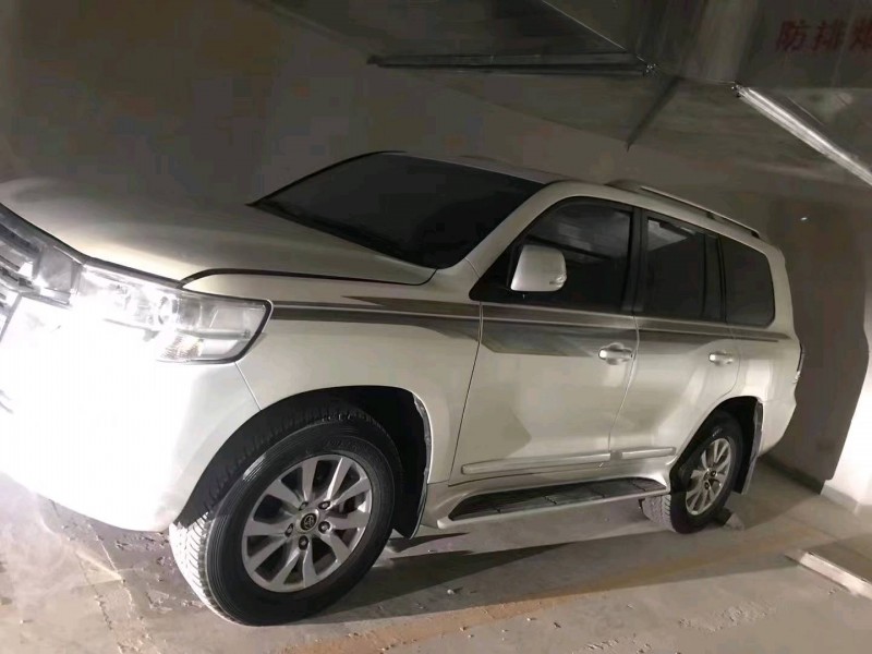 济宁18年丰田兰德酷路泽2