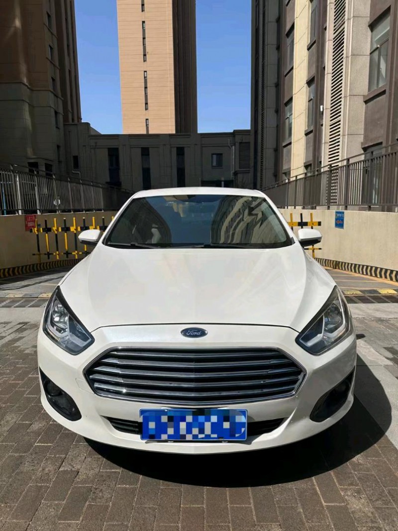 青岛16年福特福睿斯1