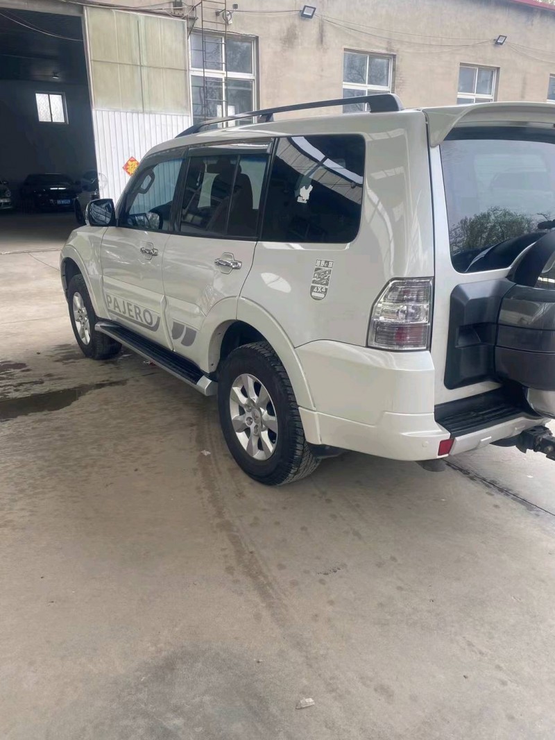 保定15年三菱帕杰罗8