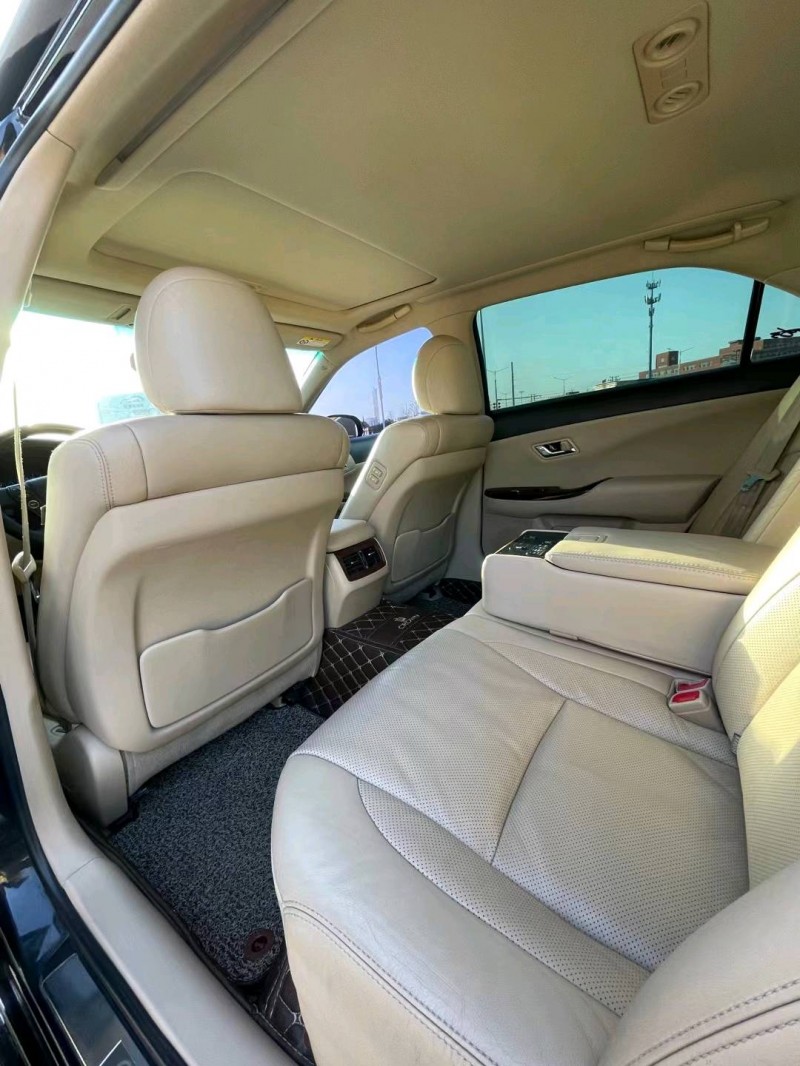 保定10年丰田皇冠4