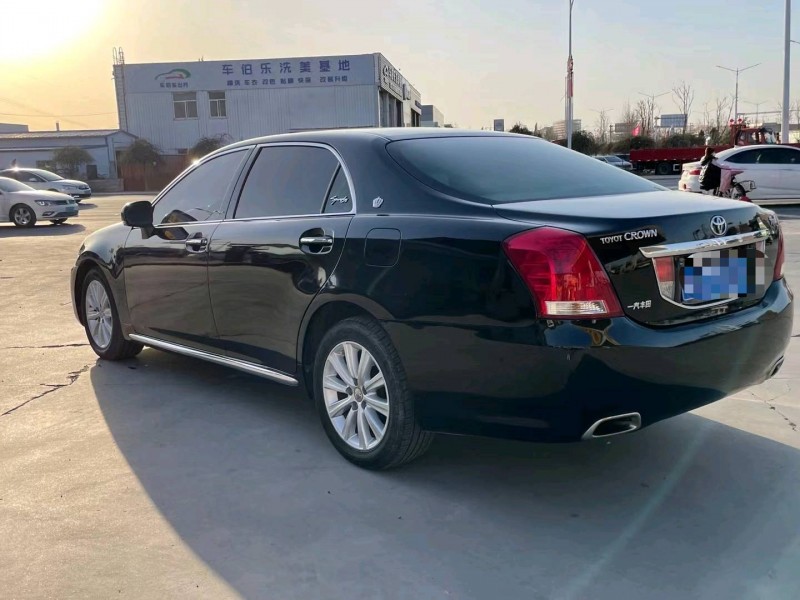 保定10年丰田皇冠8