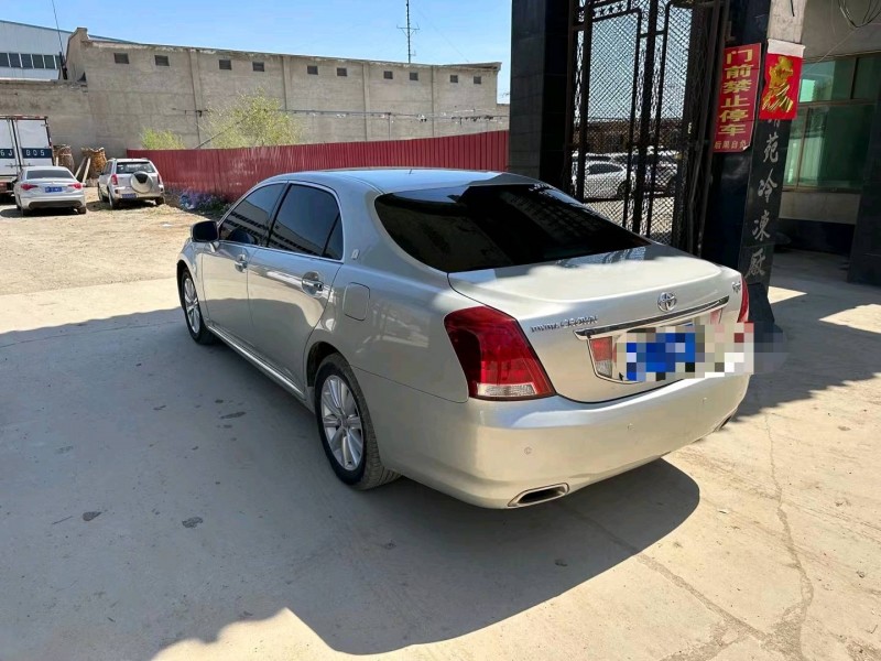 保定11年丰田皇冠8