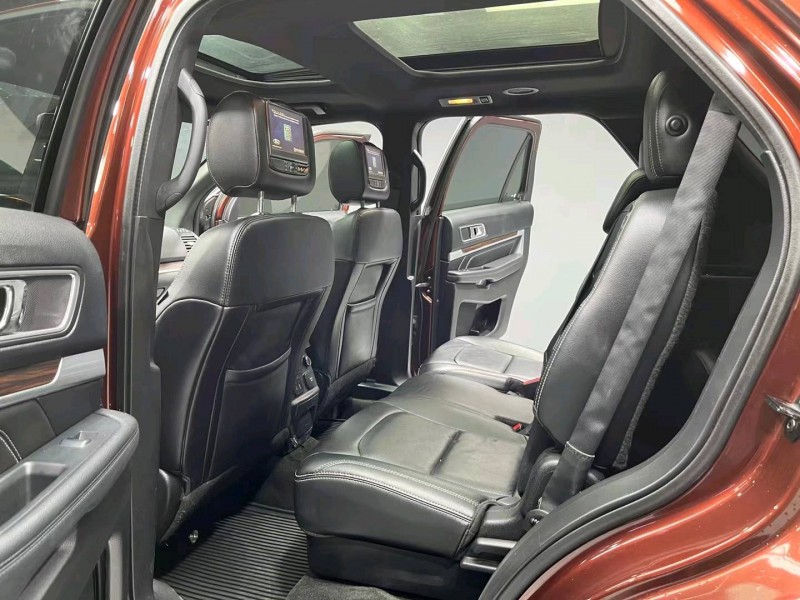 成都15年福特探险者4