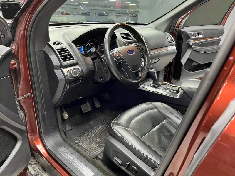 成都15年福特探险者5