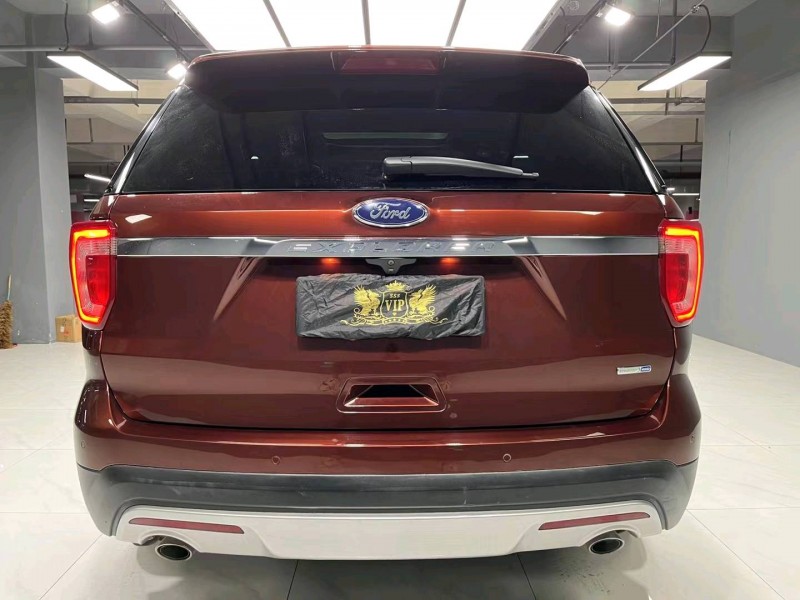 成都15年福特探险者9