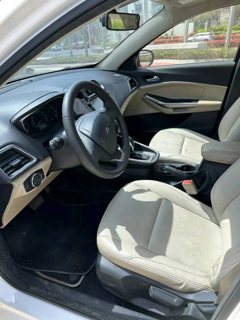 青岛16年福特福睿斯4