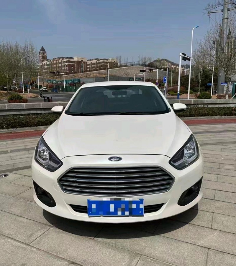 青岛16年福特福睿斯1