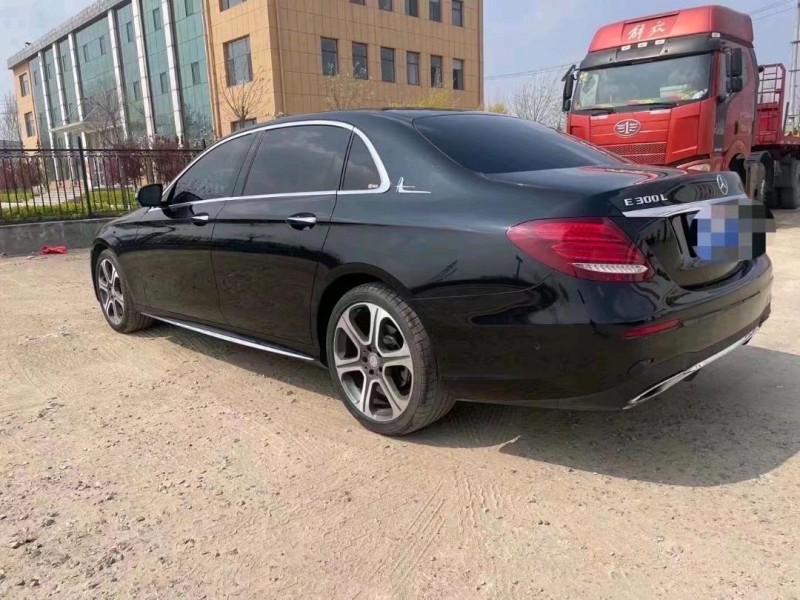 济宁17年奔驰E8