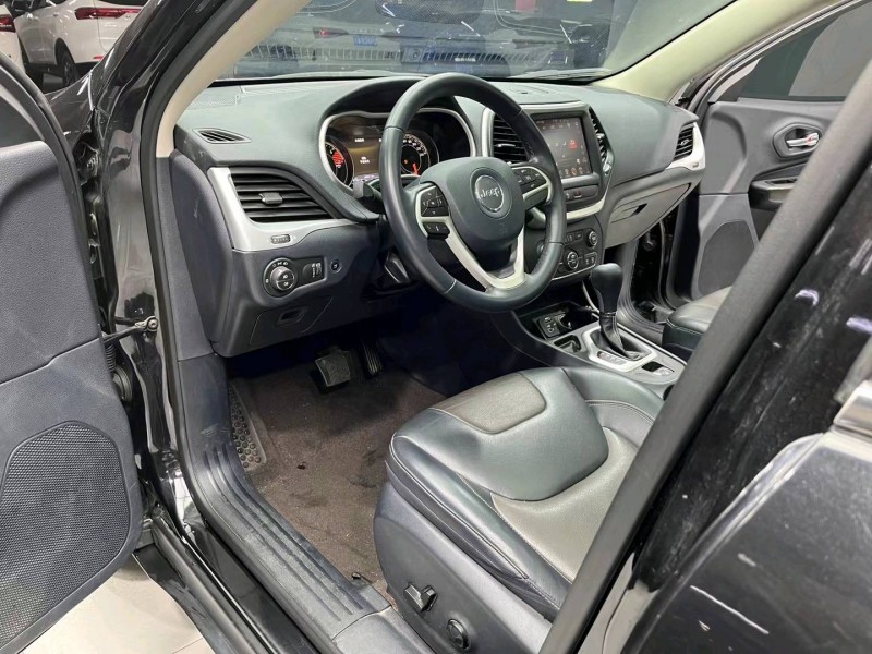 成都21年Jeep自由光5