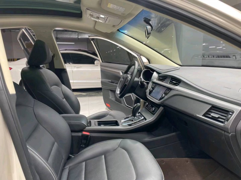 成都18年吉利帝豪GS7