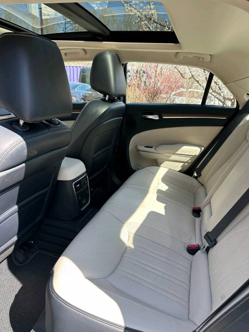 沈阳17年克莱斯勒300C7