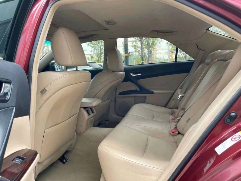 济宁12年丰田锐志4