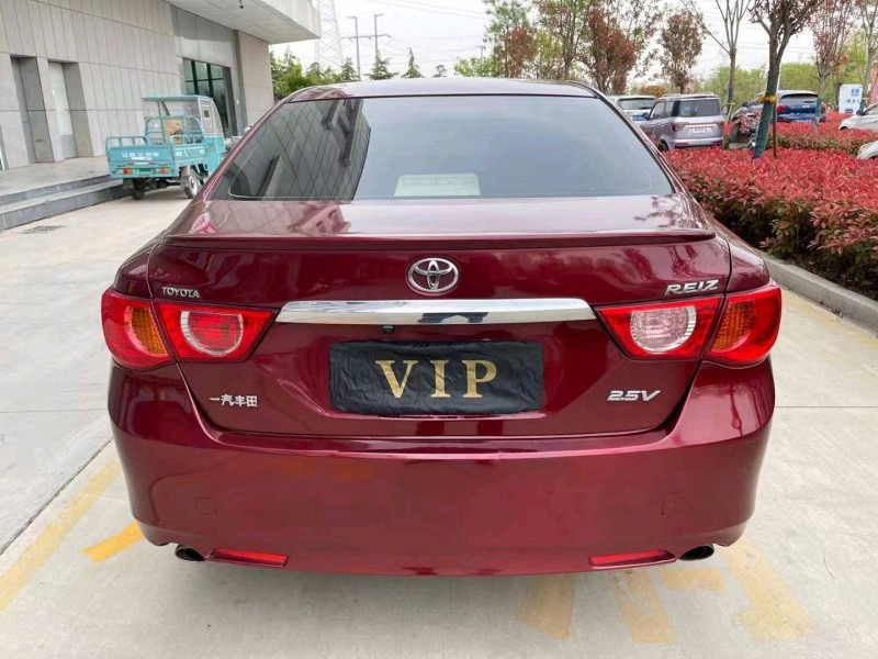 济宁12年丰田锐志9
