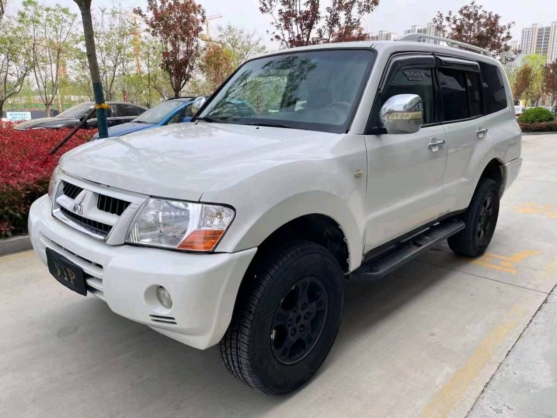 济宁12年三菱帕杰罗2