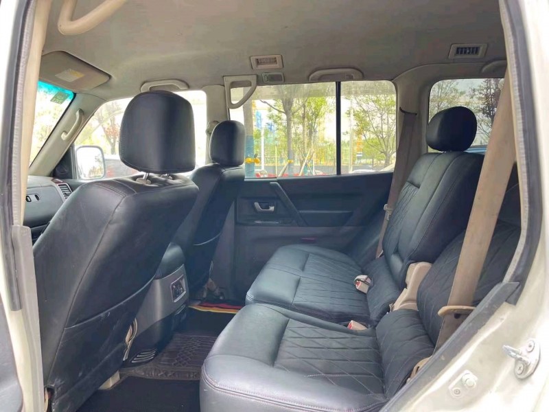 济宁12年三菱帕杰罗4