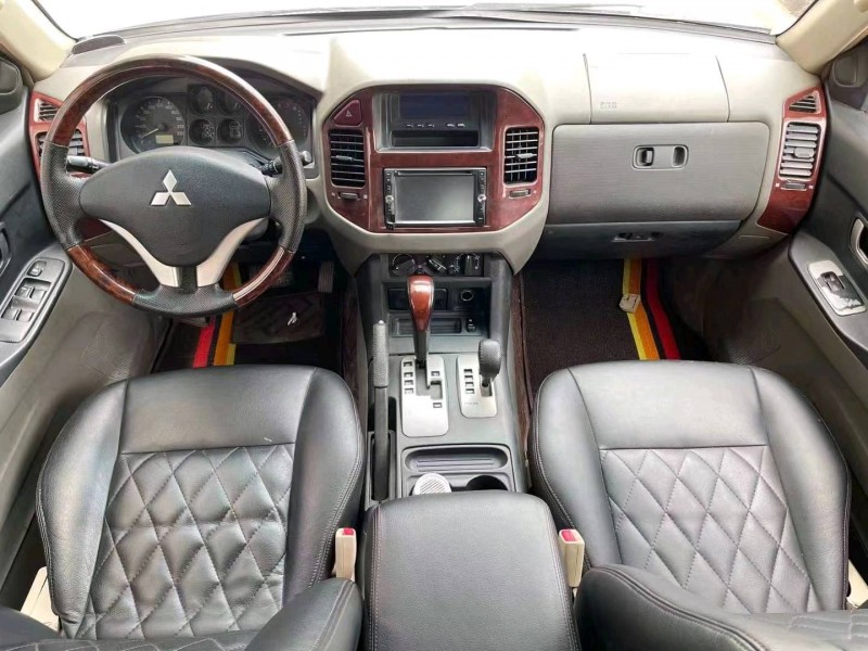 济宁12年三菱帕杰罗5