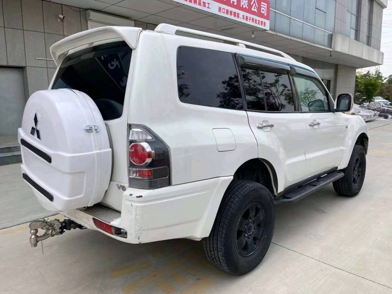 济宁12年三菱帕杰罗8