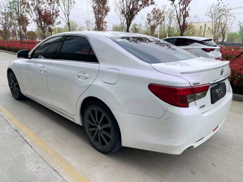 济宁15年丰田锐志7