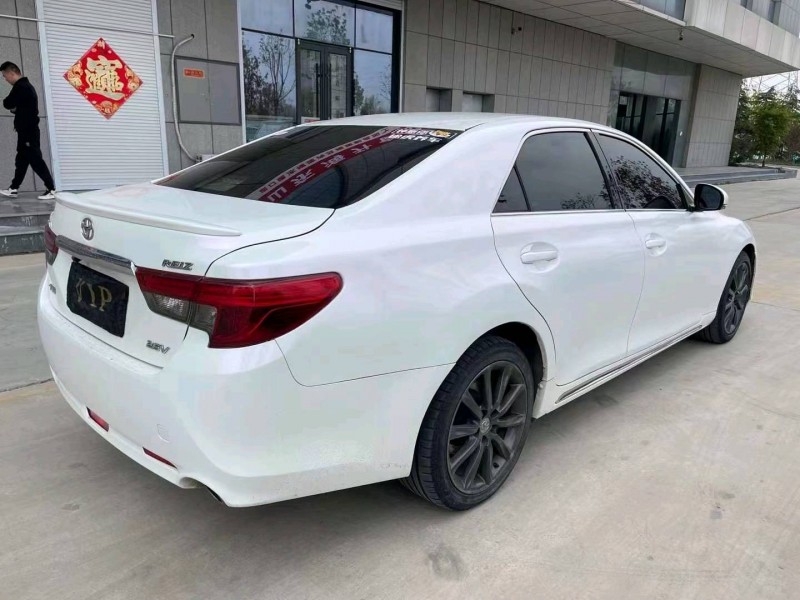 济宁15年丰田锐志8