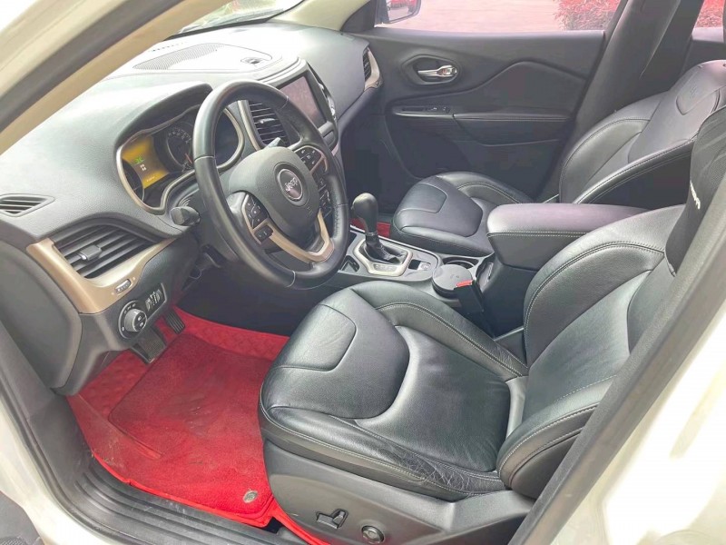 济宁18年Jeep自由光6