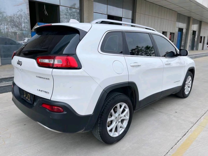 济宁18年Jeep自由光7