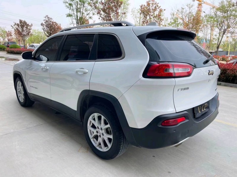 济宁18年Jeep自由光8