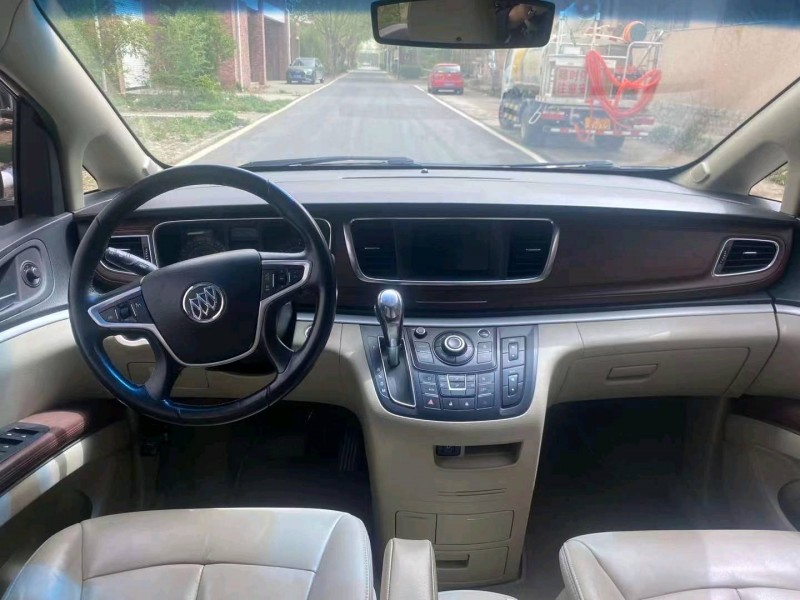 青岛17年别克GL82