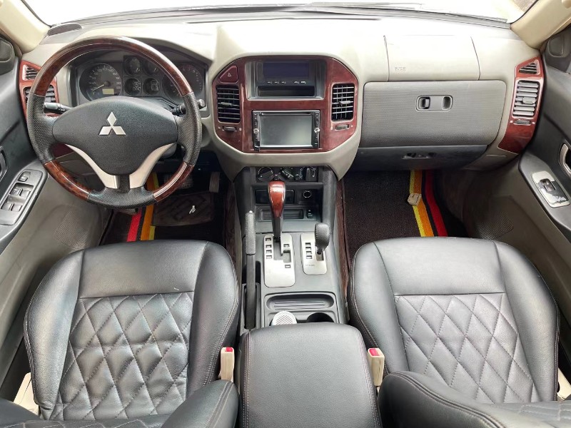 济宁12年三菱帕杰罗5