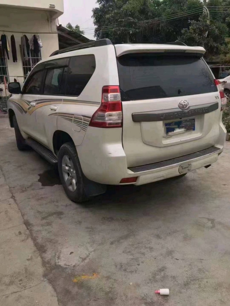 济南16年丰田普拉多8