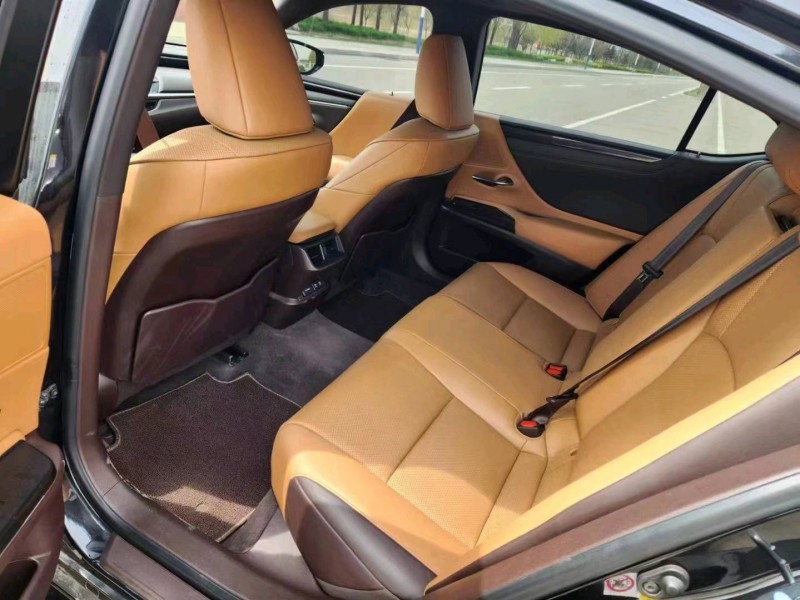 济南19年雷克萨斯ES7