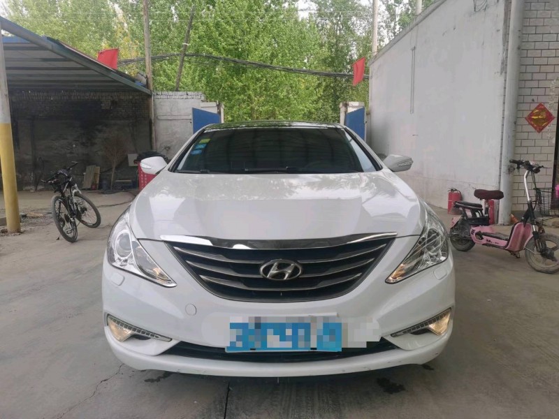 保定13年现代索纳塔八1