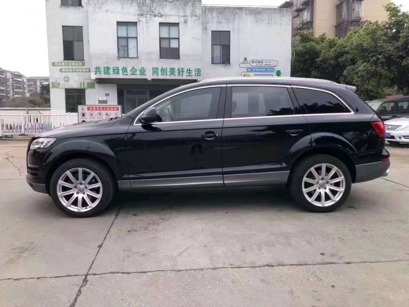 成都13年奥迪Q77