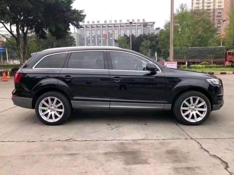 成都13年奥迪Q78