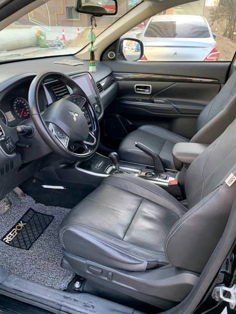 保定18年三菱欧蓝德4