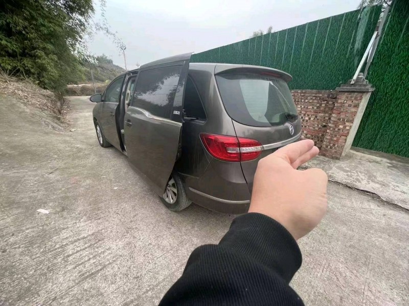 成都16年别克GL87