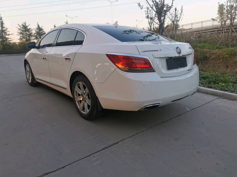 青岛12年别克君越7