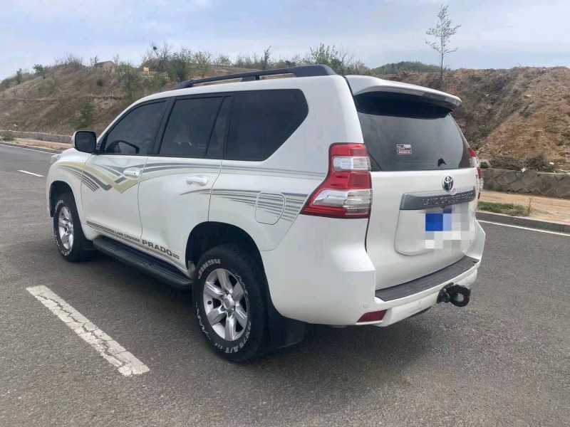 济南17年丰田普拉多8