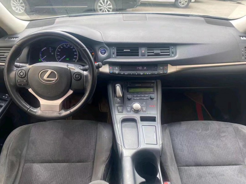 济宁16年雷克萨斯CT4