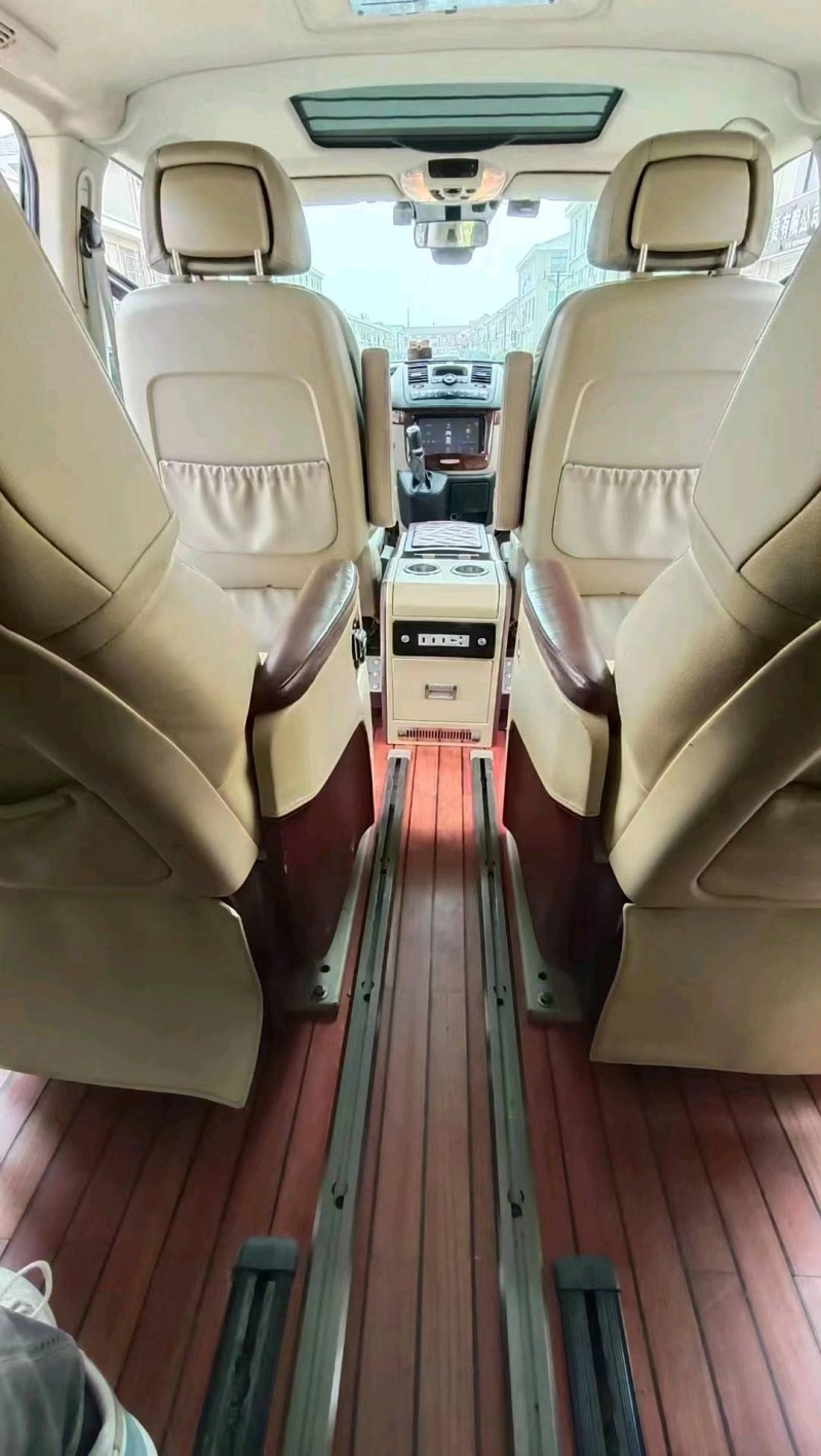 青岛15年奔驰唯雅诺5