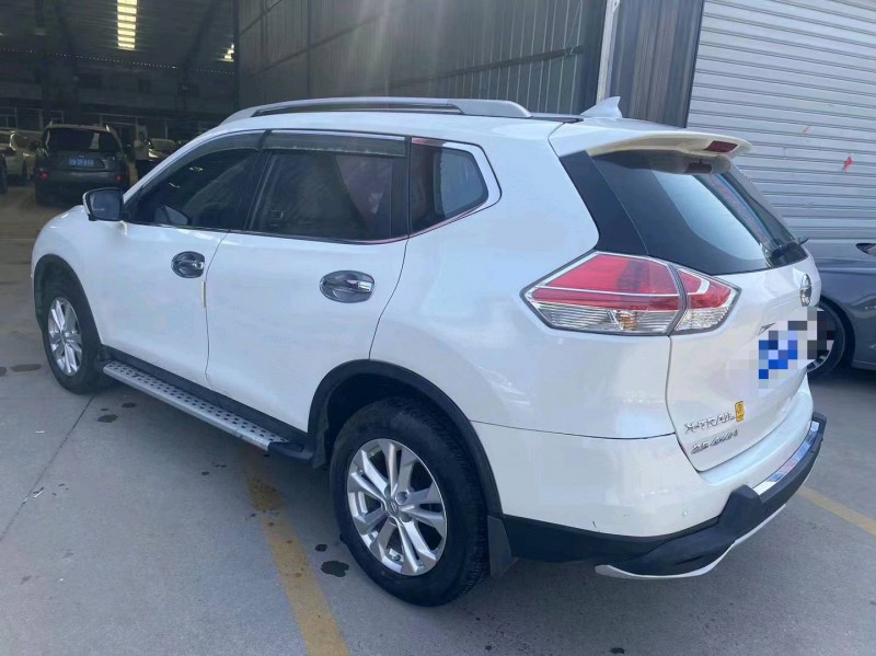 济宁16年日产奇骏7