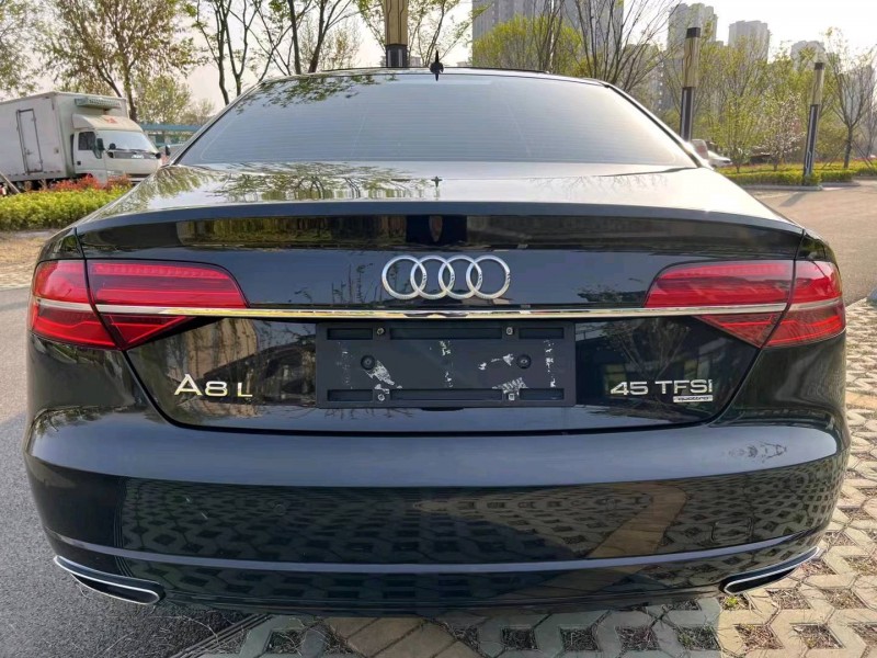 济宁18年奥迪A8L9