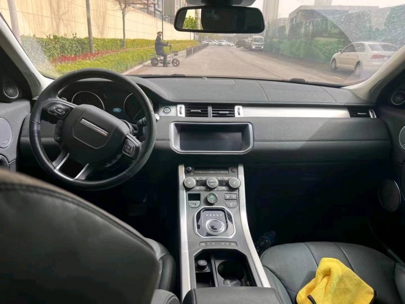 青岛18年路虎极光3