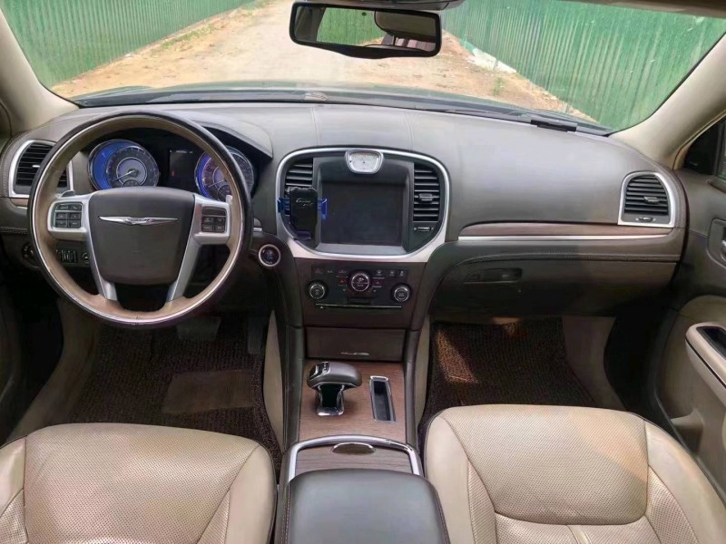 济宁13年克莱斯勒300C4
