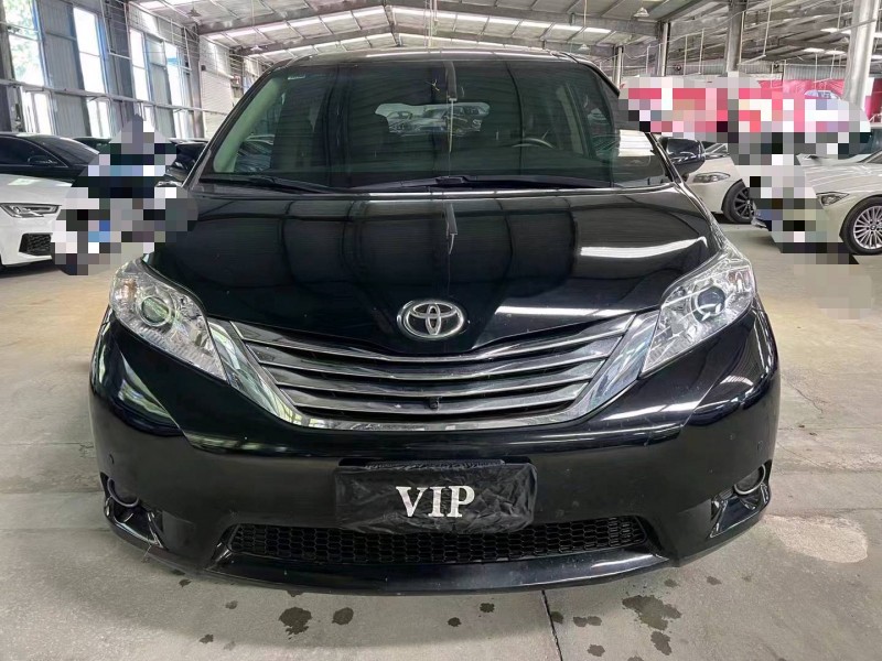 济宁18年丰田塞纳1