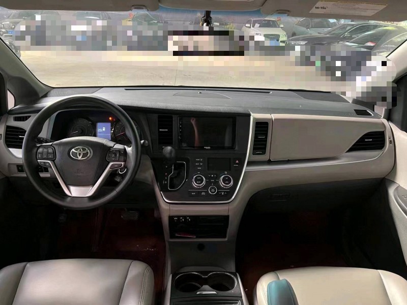 济宁18年丰田塞纳4