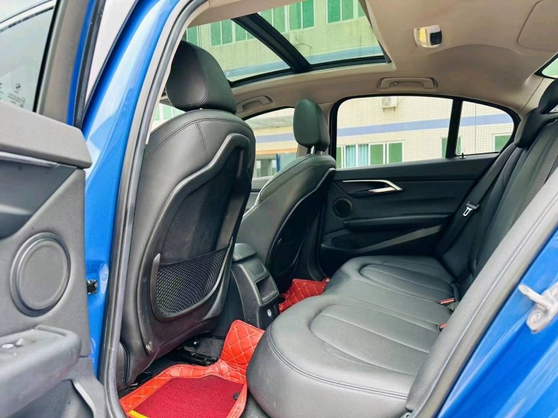 成都18年宝马1系6