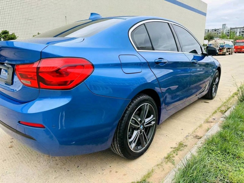 成都18年宝马1系7