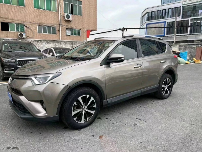 广州17年丰田RAV42